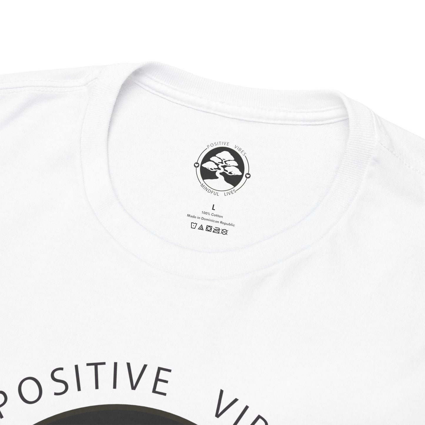 Camiseta unisex de algodón grueso con texto bíblico "Vidas conscientes, vibraciones positivas"