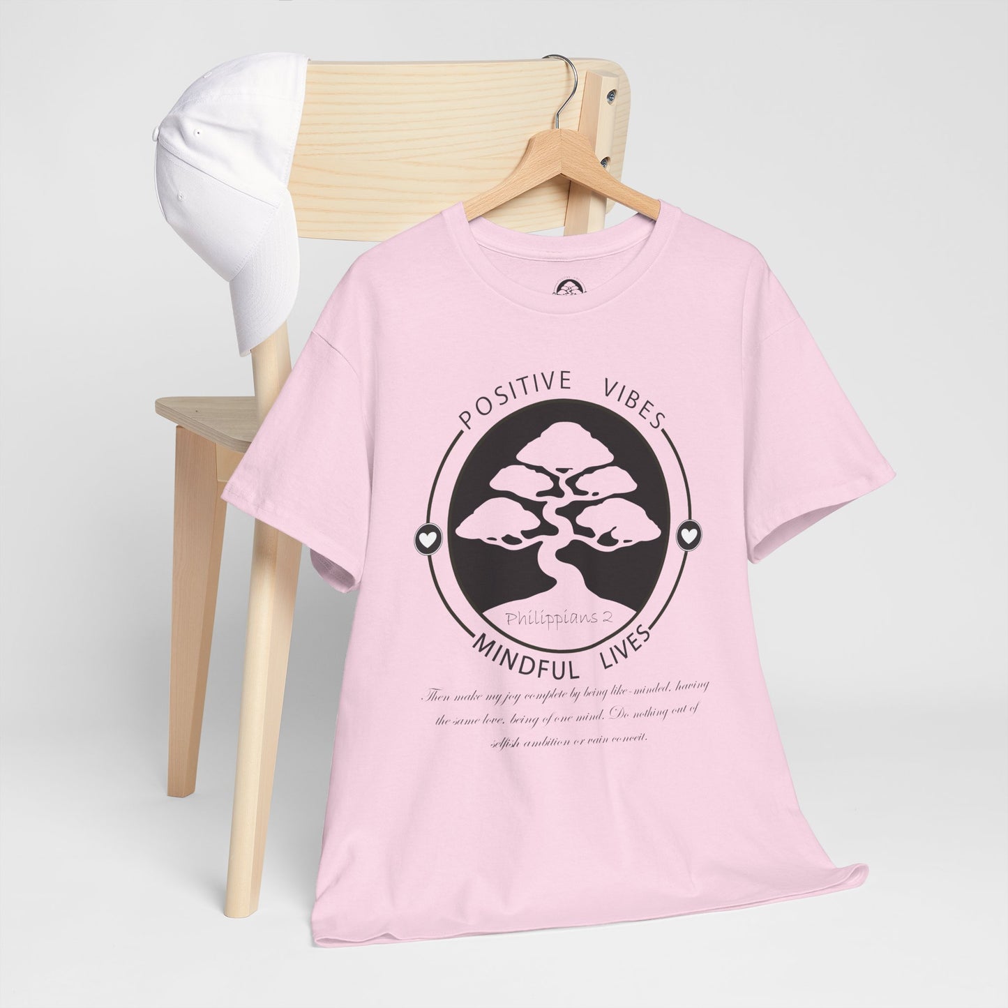 Camiseta unisex de algodón grueso con texto bíblico "Vidas conscientes, vibraciones positivas"