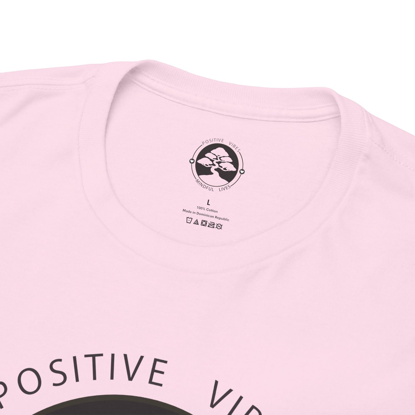 Camiseta unisex de algodón grueso con texto bíblico "Vidas conscientes, vibraciones positivas"