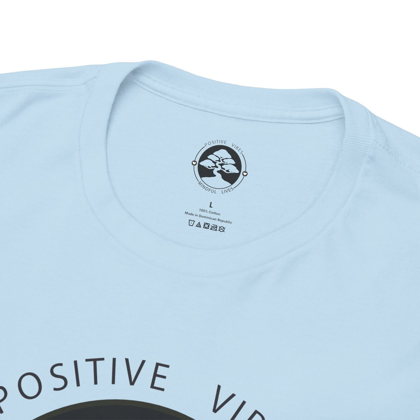 Camiseta unisex de algodón grueso con texto bíblico "Vidas conscientes, vibraciones positivas"